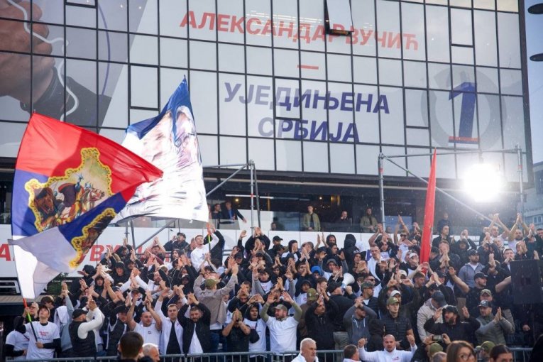 Mladi uz Aleksandra Vučića 