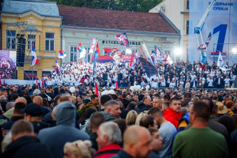Mladi uz Aleksandra Vučića 