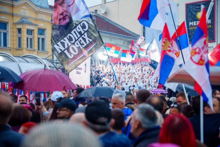 Mladi uz Aleksandra Vučića 