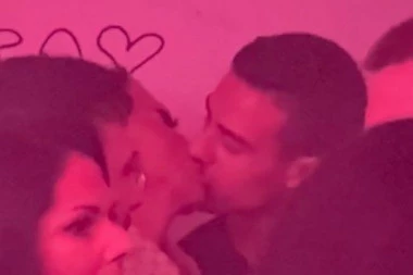 KARLEUŠA SE LJUBI SA NOVIM FRAJEROM PRED SVIMA: Ozvaničila vezu sa 25 godina mlađim manekenom! (VIDEO)