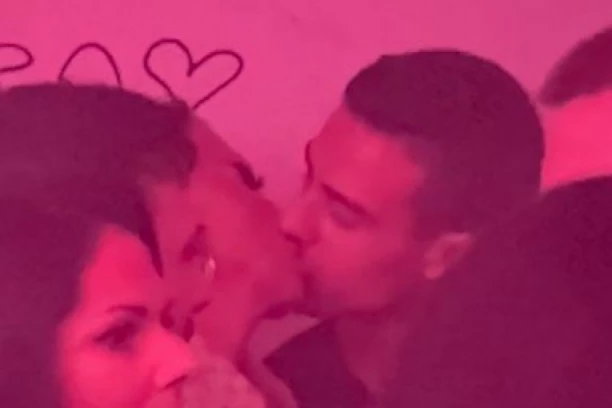 KARLEUŠA SE LJUBI SA NOVIM FRAJEROM PRED SVIMA: Ozvaničila vezu sa 25 godina mlađim manekenom! (VIDEO)