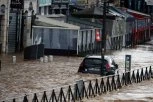 VODENA STIHIJA NOSI SVE PRED SOBOM! Ima MRTVIH u STRAVIČNIM poplavama, hiljade domaćinstava ostalo BEZ STRUJE! (VIDEO)