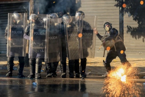 OPSADNO STANJE U TIRANI! Vodeni topovi I 1.000 policajaca ispred ZGRADE PARLAMENTA!