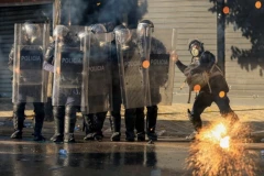 OPSADNO STANJE U TIRANI! Vodeni topovi I 1.000 policajaca ispred ZGRADE PARLAMENTA: U sali TUČA POSLANIKA dok se sprema novi protest! (VIDEO)