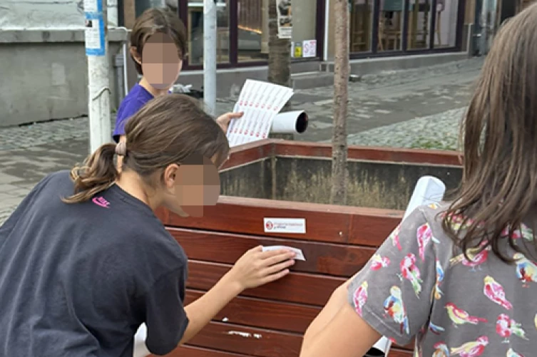 SRAMOTA U VRANJU! Ko decu koristi za političku propagandu?! Devojčice lepe nalepnice „Studenti pobeđuju“ po gradu, javnost traži odgovore! (FOTO)