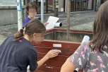 SRAMOTA U VRANJU! Ko decu koristi za političku propagandu?! Devojčice lepe nalepnice „Studenti pobeđuju“ po gradu, javnost traži odgovore! (FOTO)