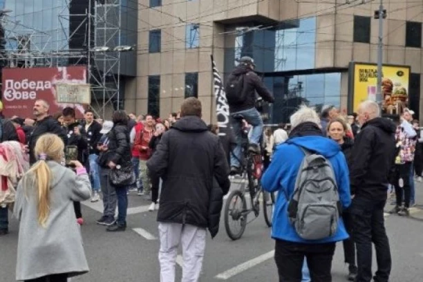 ZVIŽDUCI NA POMEN REPUBLIKE SRPSKE: Skandal na blokaderskom skupu na Slaviji