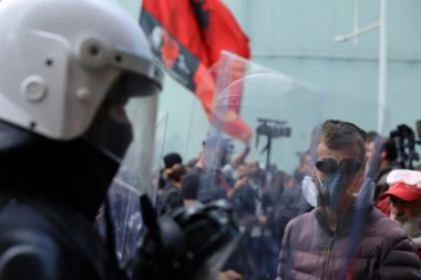 ESKALACIJA PROTESTA U TIRANI! Policija koristila vodene topove, , demonstranti uzvratili kamenicama! Žestoki sukobi u Tirani (FOTO)