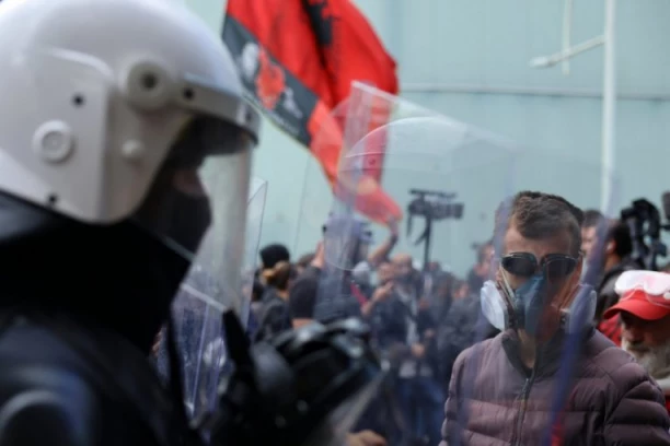 ŽESTOKI NEREDI U ALBANIJI! Sukobi ispred institucija, demonstranti PALILI kontejnere i bacali Molotovljeve koktele, POVREĐENI i NOVINARI! (FOTO, VIDEO)