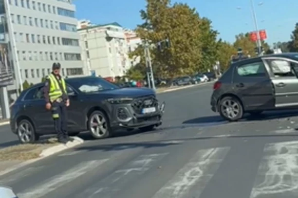 ŽESTOK SUDAR KOD ARENE! Slupani automobili stoje nasred raskrsnice, policija na licu mesta! (VIDEO)