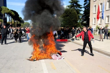 ZAPALJENO MINISTARSTVO U TIRANI! Haos u Albaniji ne prestaje, policija reaguje neprestano