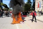 ZAPALJENO MINISTARSTVO U TIRANI! Haos u Albaniji ne prestaje, policija reaguje neprestano