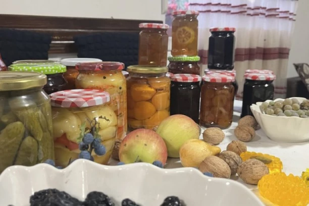 DOMAĆICE UVELIKO KUVAJU ZIMNICU! Evo kakve su cene na pijacama širom Srbije i gde se najviše isplati da pazarite PAPRIKU AJVARKU! (FOTO, VIDEO)
