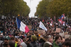 PARIZ POD OPSADOM PRED VELIKE PROTESTE! Makron zatvorio centar grada, 70.000 policajaca spremno za NEREDE!