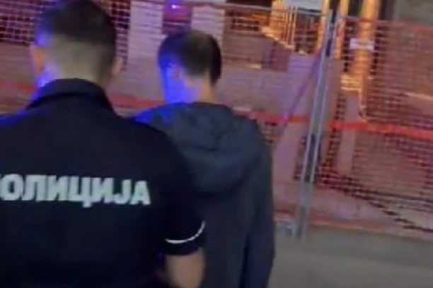 SNIMAK S NADZORNIH KAMERA INFORMERA! Na videu sa kamere zgrade jasno se vidi šta se dogodilo (VIDEO)