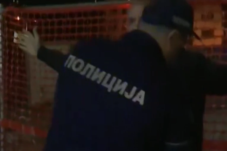 POSLE NAPADA NA INFORMER, ISPRED ZGRADE SE POJAVIO PROVOKATOR! Haos na Voždovcu, Vučićević izašao usred emisije