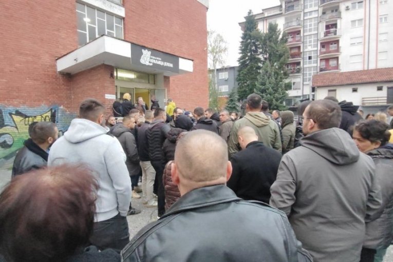 Srbi sa KiM čekaju u redu za glasanje