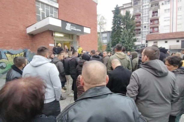 Od Raške do Vranja formirani redovi za glasanje: Srbi sa KiM izašli na izbore
