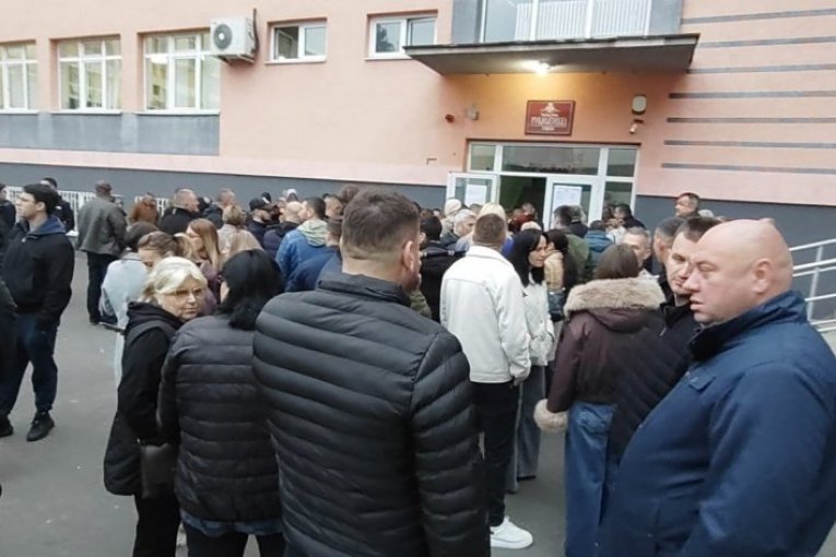 Srbi sa KiM čekaju u redu za glasanje