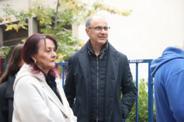 Đuro Macut poranio na glasanje: Sa suprugom stigao već u 7.30, ispred biračkog mesta veliki redovi (VIDEO)