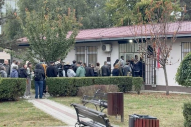 REPUBLIKA U NOVOM SADU: Srpska Atina od ranog jutra na nogama, velike gužve ispred biračkih mesta! (VIDEO)