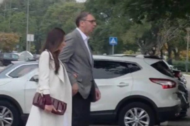 TAMARA I ALEKSANDAR VUČIĆ STIGLI NA GLASANJE: Stali u red sa građanima na Novom Beogradu