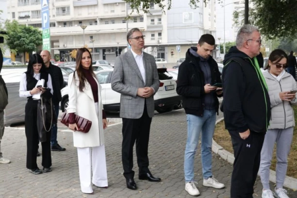 ALEKSANDAR VUČIĆ STIGAO NA GLASANJE SA SUPRUGOM TAMAROM: Stali u red s građanima na Novom Beogradu (VIDEO)