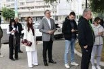 ALEKSANDAR VUČIĆ STIGAO NA GLASANJE SA SUPRUGOM TAMAROM: Stali u red s građanima na Novom Beogradu (VIDEO)