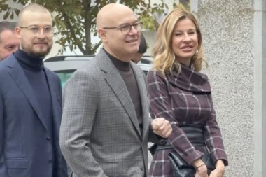 MILOŠ VUČEVIĆ SA SUPRUGOM STIGAO NA GLASANJE! U Novom Sadu kilometarske gužve ispred biračkih mesta (VIDEO)