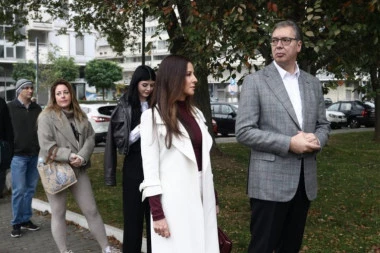 ALEKSANDAR VUČIĆ STIGAO NA GLASANJE SA SUPRUGOM TAMAROM: Stali u red s građanima na Novom Beogradu (VIDEO)