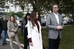 ALEKSANDAR VUČIĆ STIGAO NA GLASANJE SA SUPRUGOM TAMAROM: Stali u red s građanima na Novom Beogradu (VIDEO)