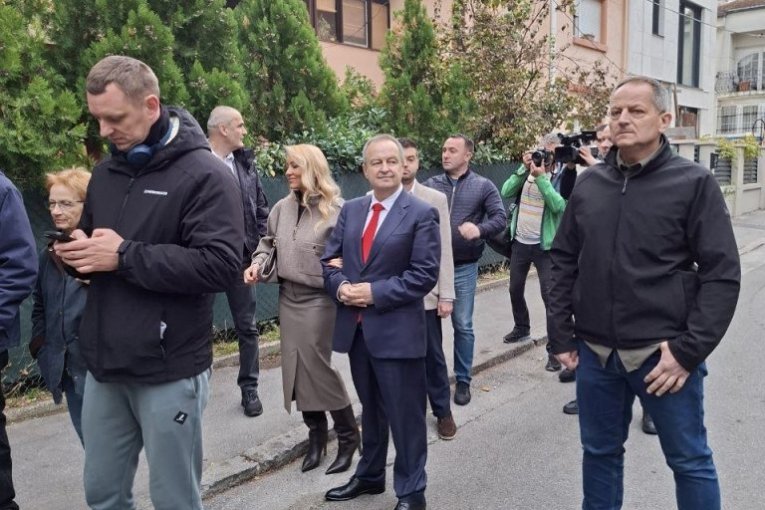 Ivica Dačić sa suprugom i sinom