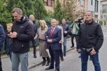 Porodično na glasanje: Ivica Dačić stigao na biračko mesto sa suprugom i sinom (VIDEO)