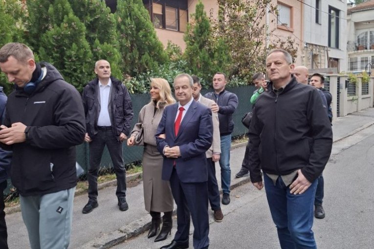 Ivica Dačić sa suprugom i sinom