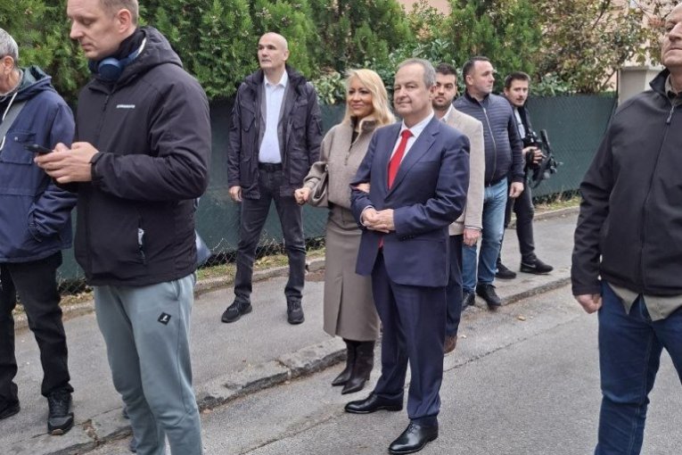 Ivica Dačić sa suprugom i sinom