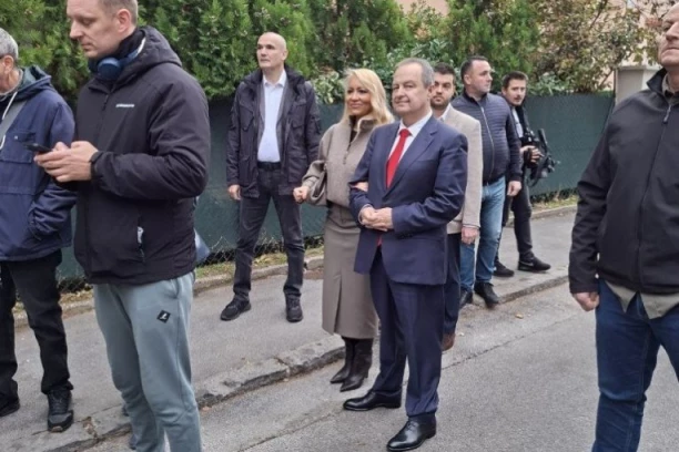 Ivica Dačić sa porodicom glasao na biračkom mestu na Dedinju (VIDEO)