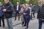 Ivica Dačić sa porodicom glasao na biračkom mestu na Dedinju (VIDEO)