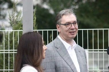 ALEKSANDAR VUČIĆ STIGAO NA GLASANJE SA SUPRUGOM TAMAROM: Stali u red s građanima na Novom Beogradu (VIDEO)