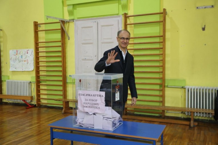 Macut glasao sa suprugom i ćerkom