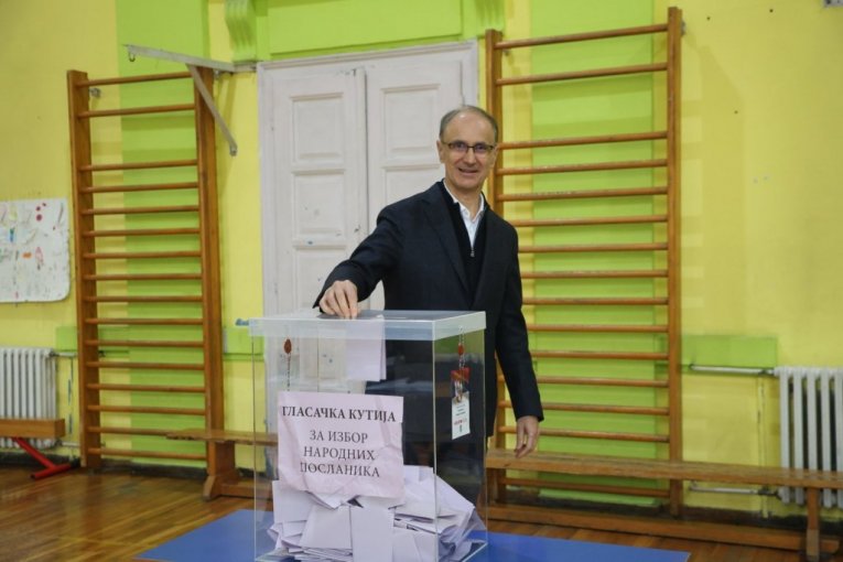 Macut glasao sa suprugom i ćerkom