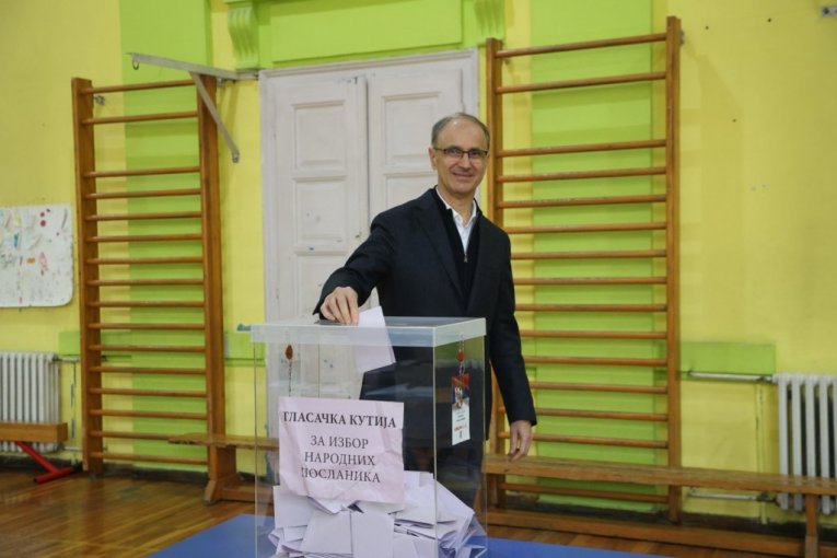 Macut glasao sa suprugom i ćerkom