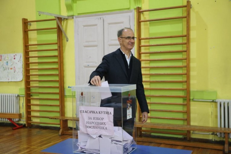 Macut glasao sa suprugom i ćerkom