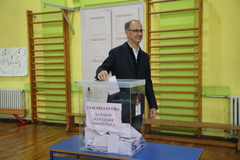Macut glasao sa suprugom i ćerkom