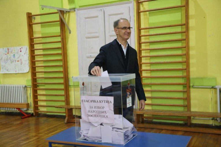 Macut glasao sa suprugom i ćerkom