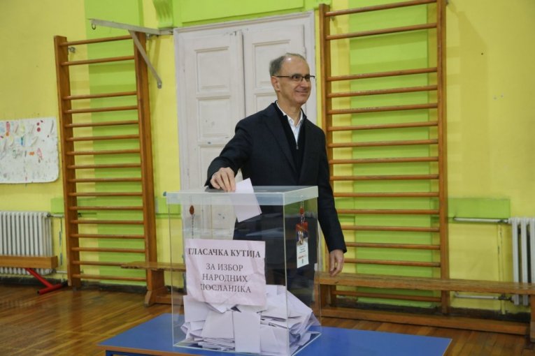 Macut glasao sa suprugom i ćerkom