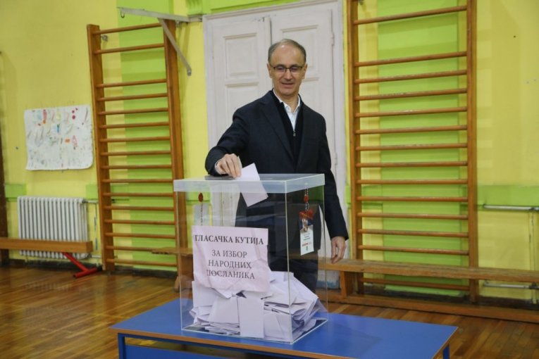Macut glasao sa suprugom i ćerkom
