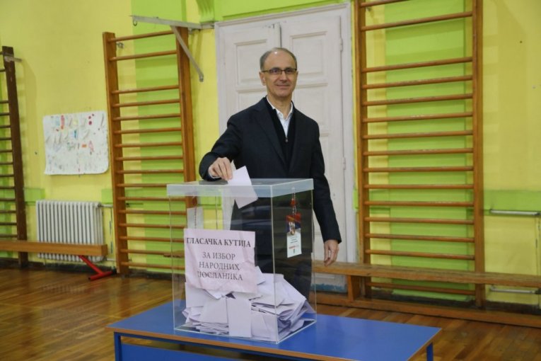 Macut glasao sa suprugom i ćerkom