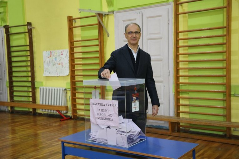 Macut glasao sa suprugom i ćerkom