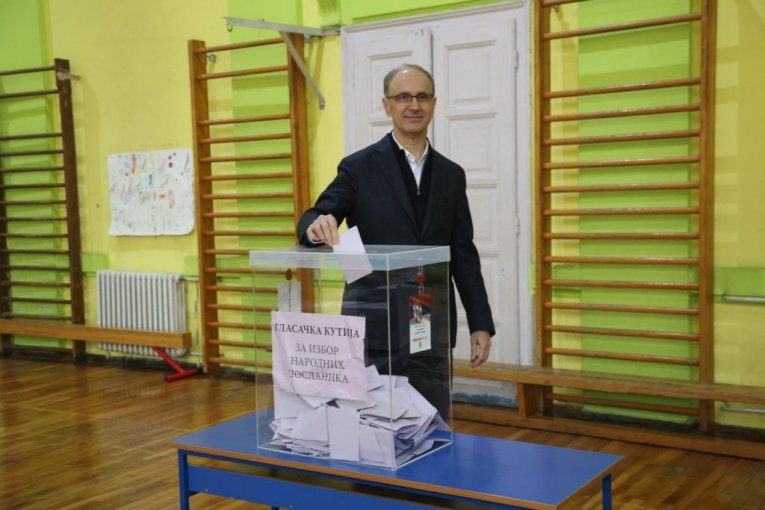 Macut glasao sa suprugom i ćerkom