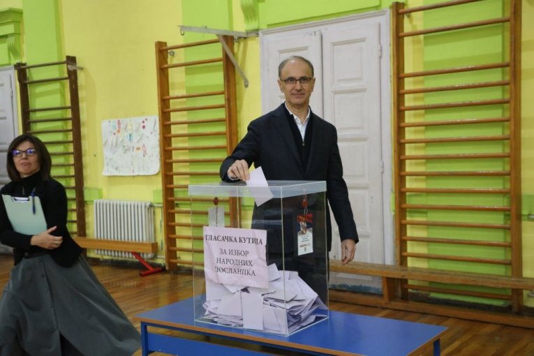Macut glasao sa suprugom i ćerkom